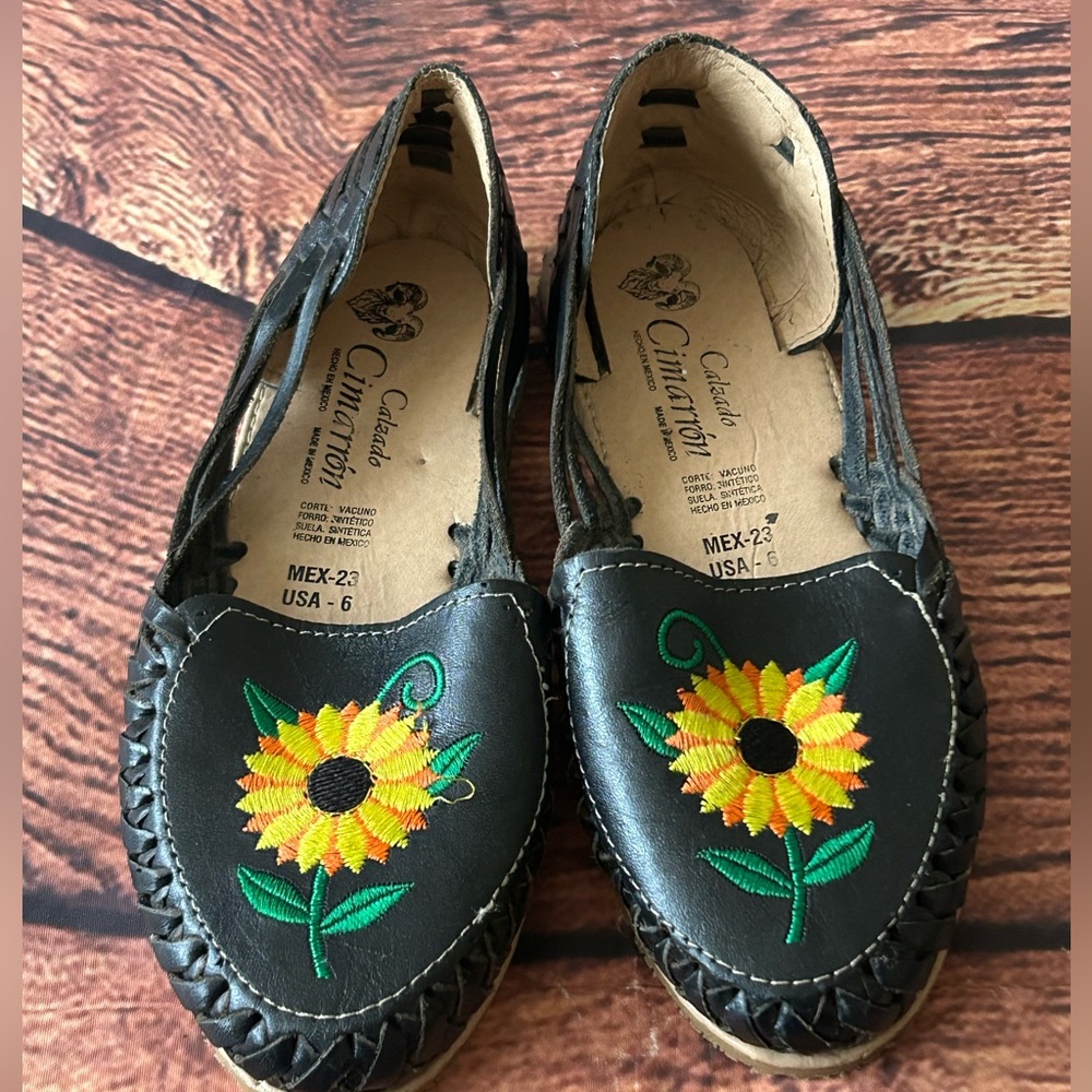 Chic Black Moccasins‎ with Sunflower Embroidery - Picture 9 of 11